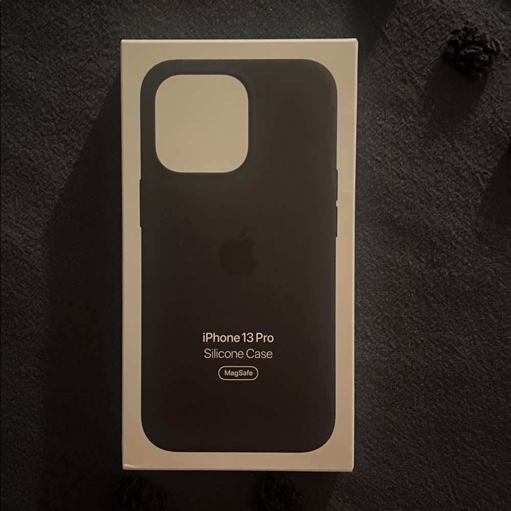 iPhone 13 Pro Silicone Case with MagSafe - Picture 6 of 7